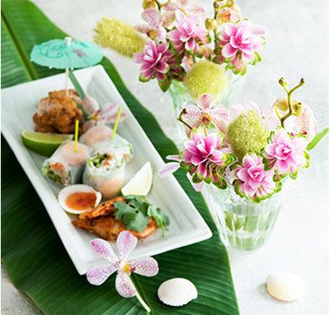 エスニック料理×南国の花お家にいながらバカンス気分！
